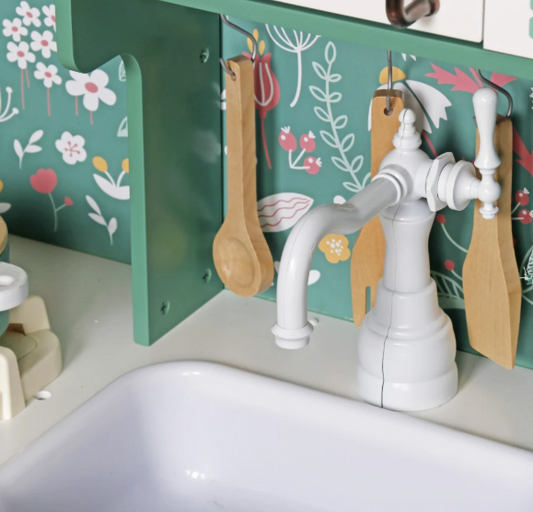 מטבח אלון מעץ לילדים בצבע ירוק | מק"ט W10C790B| בית העץ | שמח עד הבית