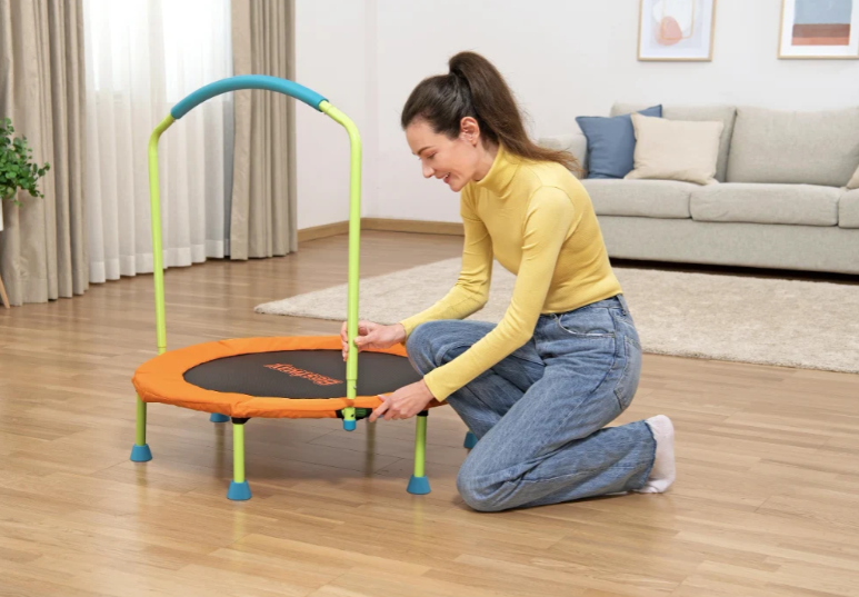 טרמפולינה מתקפלת לקטנטנים עם מוט אחיזה