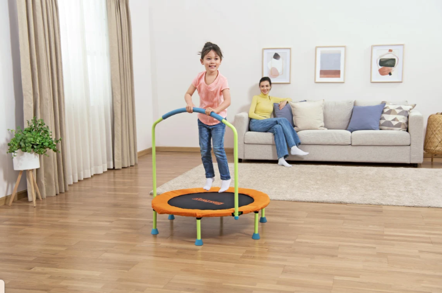 טרמפולינה מתקפלת לקטנטנים עם מוט אחיזה