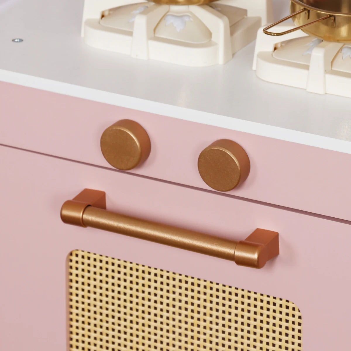 מטבח אגם ורוד - מטבח עץ עם אורות וצלילים בעיצוב רומנטי וקסום