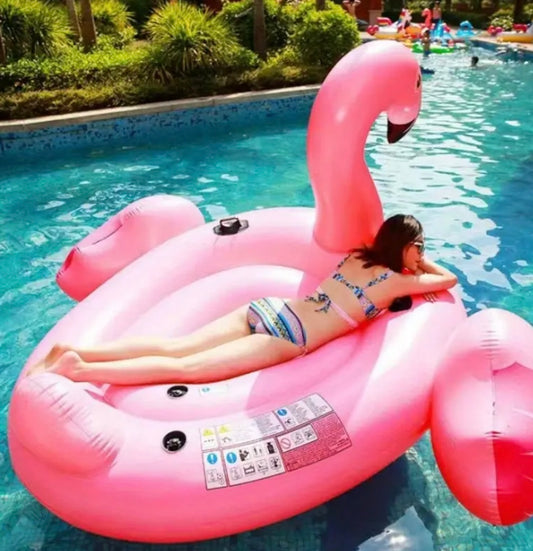 מזרן פלמינגו ענק לבריכה – סטייל, נוחות וכיף בקיץ אחד! 🌞💖