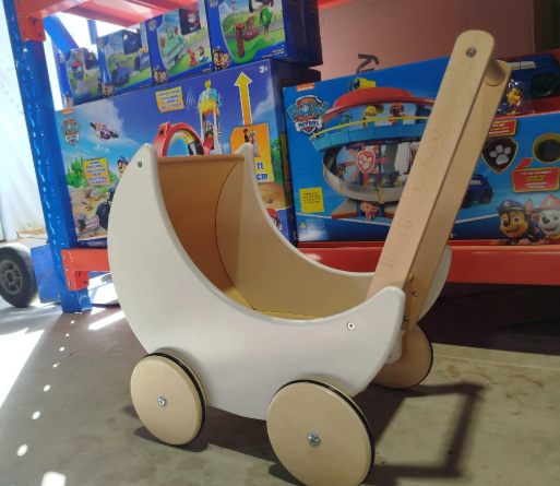 טיולון עץ מהודר לבובות קלאסיקה שתמיד נשארת